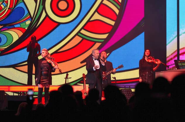 Roland Kaiser live bei einem Konzert seiner Alles oder Dich -Tour in der ZAG Arena. Hannover, 12.11.2021