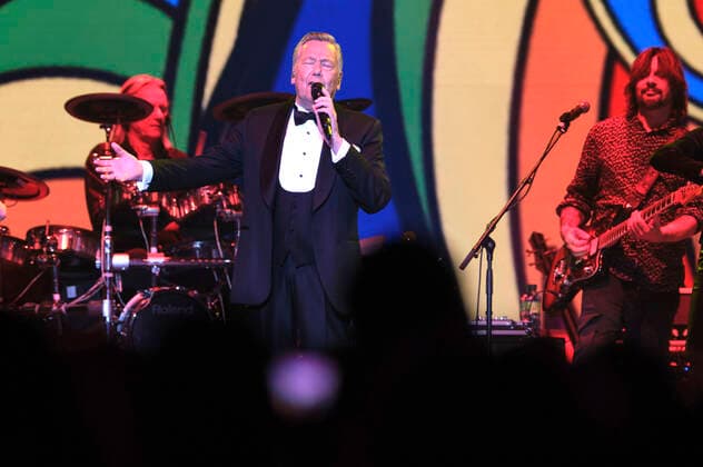Roland Kaiser live bei einem Konzert seiner Alles oder Dich -Tour in der ZAG Arena. Hannover, 12.11.2021