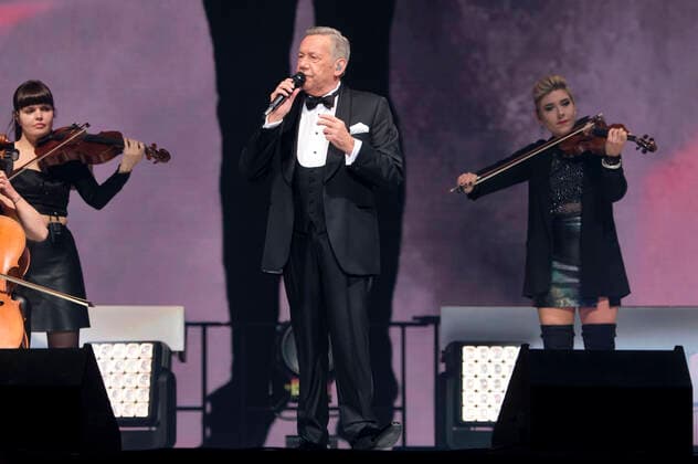 Roland Kaiser live bei einem Konzert seiner Alles oder Dich -Tour in der ZAG Arena. Hannover, 12.11.2021