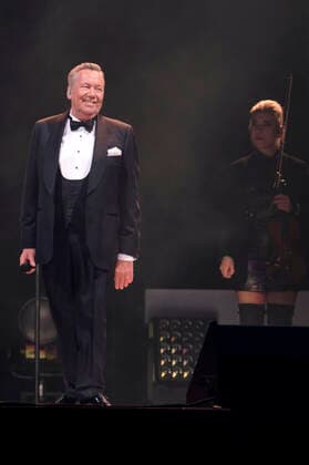 Roland Kaiser live bei einem Konzert seiner Alles oder Dich -Tour in der ZAG Arena. Hannover, 12.11.2021
