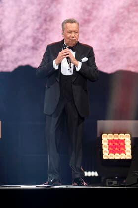 Roland Kaiser live bei einem Konzert seiner Alles oder Dich -Tour in der ZAG Arena. Hannover, 12.11.2021