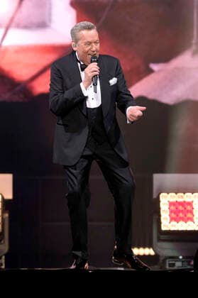 Roland Kaiser live bei einem Konzert seiner Alles oder Dich -Tour in der ZAG Arena. Hannover, 12.11.2021