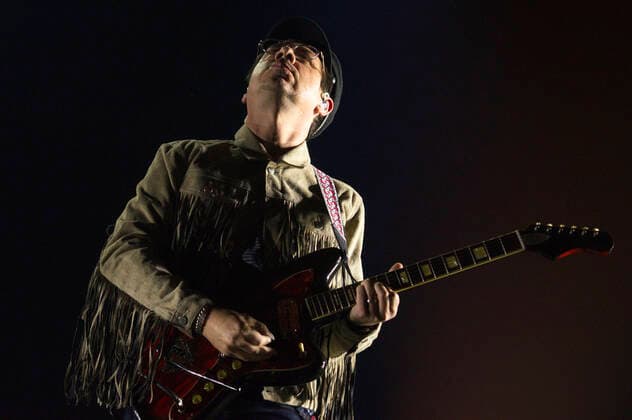 Adrian Quesada on den Black Pumas live in der Verti Music Hall. Berlin, 12.11.2021