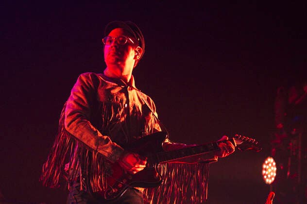 Adrian Quesada on den Black Pumas live in der Verti Music Hall. Berlin, 12.11.2021