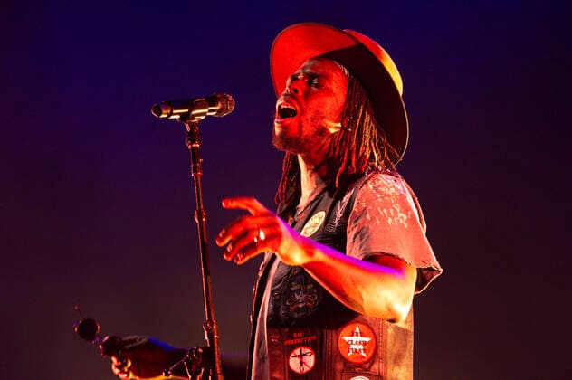 Eric Burton von den Black Pumas live in der Verti Music Hall. Berlin, 12.11.2021
