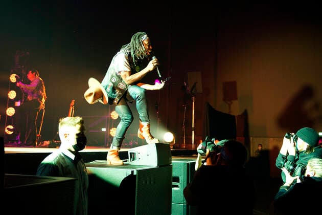 Eric Burton von den Black Pumas live in der Verti Music Hall. Berlin, 12.11.2021