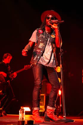 Eric Burton von den Black Pumas live in der Verti Music Hall. Berlin, 12.11.2021