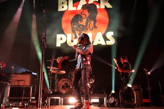 Eric Burton von den Black Pumas live in der Verti Music Hall. Berlin, 12.11.2021
