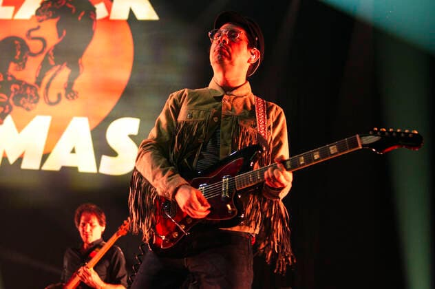 Adrian Quesada on den Black Pumas live in der Verti Music Hall. Berlin, 12.11.2021