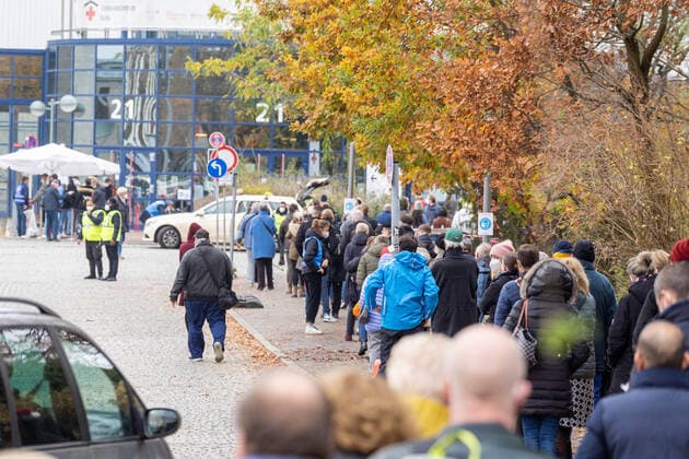 12.11.2021,Berlin,Deutschland,GER,Corona-Impfzentrum Messe Berlin (Halle 21).Zahlreiche Personen stehen in einer Schlange und begehren Einlass.