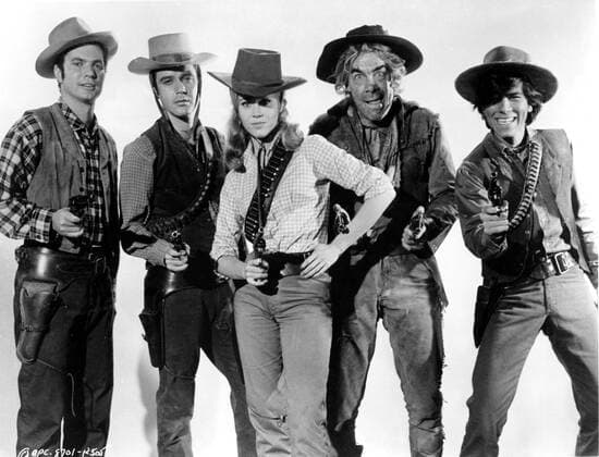 OSCARS. Bester Hauptdarsteller. Preisträger 1961-1970 CAT BALLOU US 1965 CAT BALLOU US 1965 MICHAEL CALLAN, JANE FONDA, LEE MARVIN, TOM NARDINI Date: 1965. Strictly editorial use only in conjunction with the promotion of the film. Credit line mandatory. This image is copyright of the film company and is supplied under the terms of issue as film still. No commercial or book cover use permitted without prior consent from the film company.  Mandatory credit line: Courtesy COLUMBIA PICTURES HAROLD HECHT PRODUCTIONS Ronald Grant Mary Evans