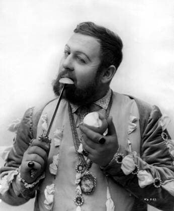 OSCARS. Bester Hauptdarsteller. Preisträger 1931-1940 THE PRIVATE LIFE OF HENRY VIII BR 1933 THE PRIVATE LIFE OF HENRY VIII BR 1933 CHARLES LAUGHTON as King Henry VIII Date: 1933. Strictly editorial use only in conjunction with the promotion of the film. Credit line mandatory. This image is copyright of the film company and is supplied under the terms of issue as film still. No commercial or book cover use permitted without prior consent from the film company.  Mandatory credit line: Courtesy LONDON FILM PRODUCTIONS Ronald Grant Mary Evans