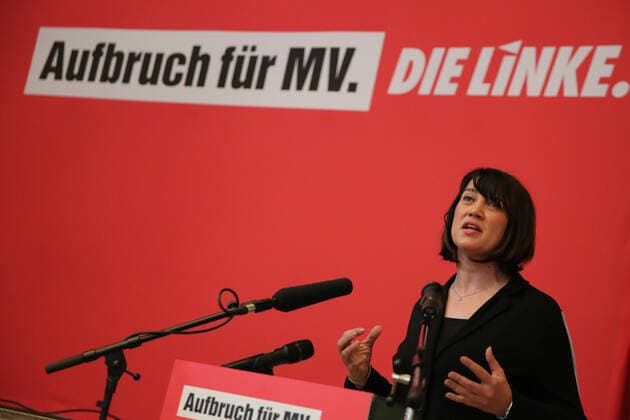 Blick am Sonnabend (13.11.2021) in der Barlachstadt Güstrow (Landkreis Rostock) auf den Parteitag der Partei DIE LINKE. Bei der Veranstaltung stimmten die Teilnehmer über den ausgehandelten Koalitionsvertrag zwischen der SPD und der Linkspartei des Landes ab. Dazu sprachen Bodo Ramelow und Amira Mohamed-Ali. Außerdem hielt der Bundesgeschäftsführer Jörg Schindler ein Grußwort. Im Bild Jacqueline Bernhardt künftige Justizministerin von MV *** View on Saturday 13 11 2021 in the Barlach town of Güstrow Rostock County on the party conference of the party DIE LINKE At the event, the participants voted on the negotiated coalition agreement between the SPD and the Left Party of the state In addition, Bodo Ramelow and Amira Mohamed Ali In