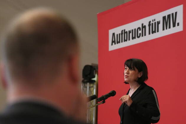 Blick am Sonnabend (13.11.2021) in der Barlachstadt Güstrow (Landkreis Rostock) auf den Parteitag der Partei DIE LINKE. Bei der Veranstaltung stimmten die Teilnehmer über den ausgehandelten Koalitionsvertrag zwischen der SPD und der Linkspartei des Landes ab. Dazu sprachen Bodo Ramelow und Amira Mohamed-Ali. Außerdem hielt der Bundesgeschäftsführer Jörg Schindler ein Grußwort. Im Bild Jacqueline Bernhardt künftige Justizministerin von MV *** View on Saturday 13 11 2021 in the Barlach town of Güstrow Rostock County on the party conference of the party DIE LINKE At the event, the participants voted on the negotiated coalition agreement between the SPD and the Left Party of the state In addition, Bodo Ramelow and Amira Mohamed Ali In