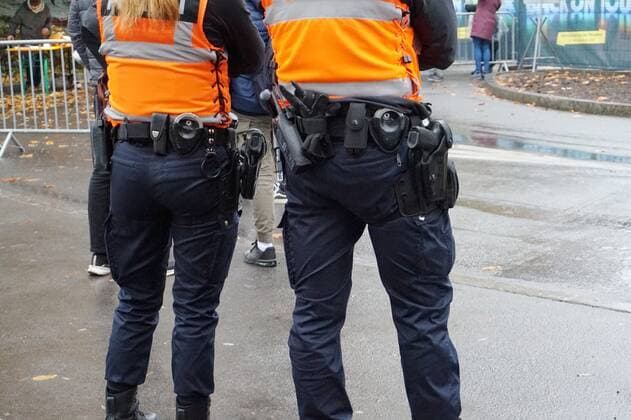 Foto Manuel Geisser 13.10.2021 Nationale Impfwoche Schweiz. Kostenlose Konzerte mit Schweizer Kuenstlern. ( Luzern) Halbbleere Raenge bei den Back on Tour Konzerten. Bild : Anstehen fuer ein Gratis Tickets Polizei in Alarmbereitschaft