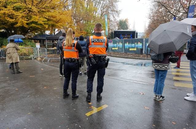 Foto Manuel Geisser 13.10.2021 Nationale Impfwoche Schweiz. Kostenlose Konzerte mit Schweizer Kuenstlern. ( Luzern) Halbbleere Raenge bei den Back on Tour Konzerten. Bild : Anstehen fuer ein Gratis Tickets Polizei in Alarmbereitschaft