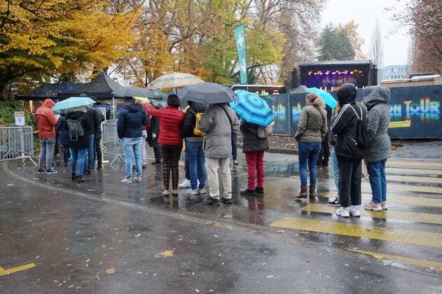 Foto Manuel Geisser 13.10.2021 Nationale Impfwoche Schweiz. Kostenlose Konzerte mit Schweizer Kuenstlern. ( Luzern) Halbbleere Raenge bei den Back on Tour Konzerten. Bild : Anstehen fuer ein Gratis Tickets