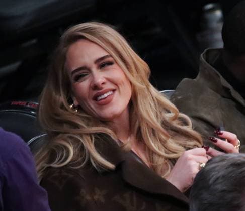 October 19, 2021, Los Angeles, California, USA: Singer Adele attends the first NBA regular season game between the Los Angeles Lakers and the Golden State on Tuesday October 19, 2021 at the Staples Center in Los Angeles, California. Lakers Fall to Warriors 114-121. PI Los Angeles USA - ZUMAp124 20211019_zaa_p124_003 Copyright: xBURTxHARRISx