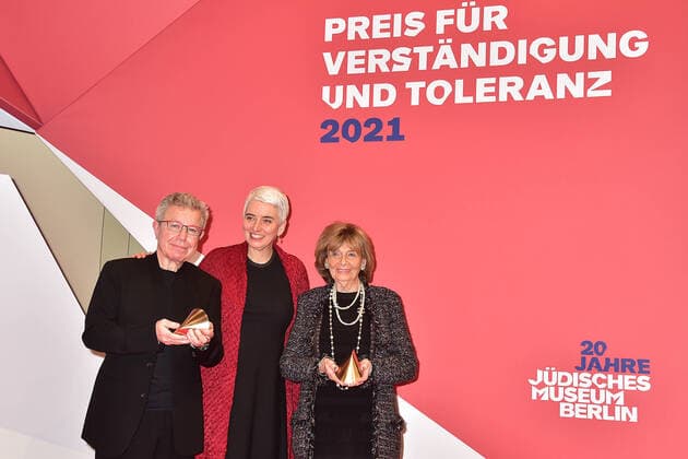 Bilder des Jahres 2021, Entertainment 11 November Entertainment Themen der Woche KW45 20. Preis für Verständigung und Toleranz im Jüdischen Museum Berlin 20.Preis für Verständigung und Toleranz Daniel Liebeskind, Hetty Berg (Direkterin Jüdisches Museum) Charlotte Knobloch, Preisträger 2021 Jüdischen Museum zum 20. Preis für Verständigung und Toleranz 2021 in Berlin am 13.11.2021 *** 20 Prize for Understanding and Tolerance Daniel Liebeskind, Hetty Berg Director Jewish Museum Charlotte Knobloch, Laureate 2021 Jewish Museum to the 20 Prize for Understanding and Tolerance 2021 in Berlin on 13 11 2021 Photopress Mueller