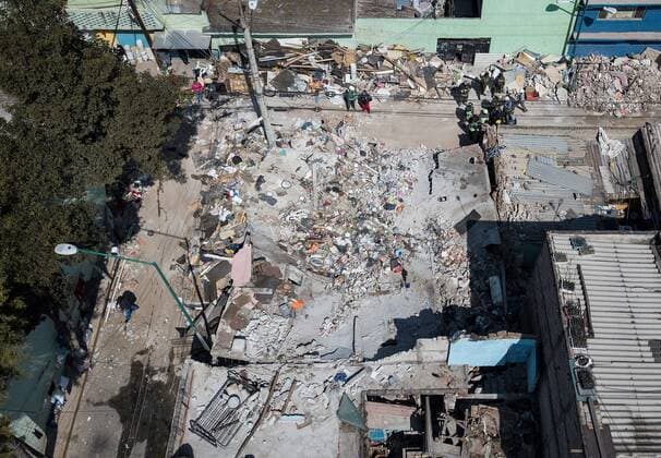 Mexiko, Gebäudeeinsturz nach Gasexplosion in Mexiko-Stadt Aerial picture taken with a drone shows rescuers in the blast area in Mexico City, Mexico, 13 November 2021. A strong explosion caused by the accumulation of gas caused the collapse of a house in Mexico City and left one dead and 12 injured, capital authorities reported this Saturday. Explosion collapses home, causes one death and 12 injuries in Mexico City !ACHTUNG: NUR REDAKTIONELLE NUTZUNG!  Copyright: xMadlaxHartzx MEX6968 20211113-0df1ca1a324d1bb2c81b77cad6c972b2d815538b