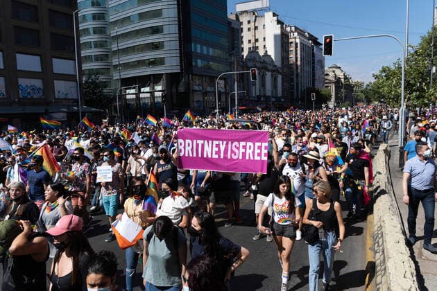 Bilder des Jahres 2021, Entertainment 11 November Entertainment Themen der Woche KW45 Entertainment Bilder des Tages November 13, 2021, Santiago, Metropolitana, Chile: People raise a canvas in favor of Britney Spears at the Pride Parade in Santiago, Chile. Santiago Chile - ZUMAb332 20211113_zip_b332_031 Copyright: xMatiasxBasualdox
