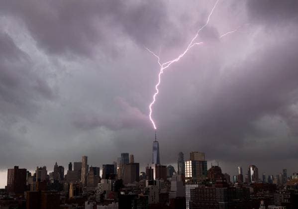 News Bilder des Tages A bolt of lightning hits the spire of One World Trade Center as dark thunderstorm clouds pass over the Manhattan skyline before a storm dumps rain and hail in New York City on Saturday, November 13, 2021.  NYP20211113131 JohnxAngelillo