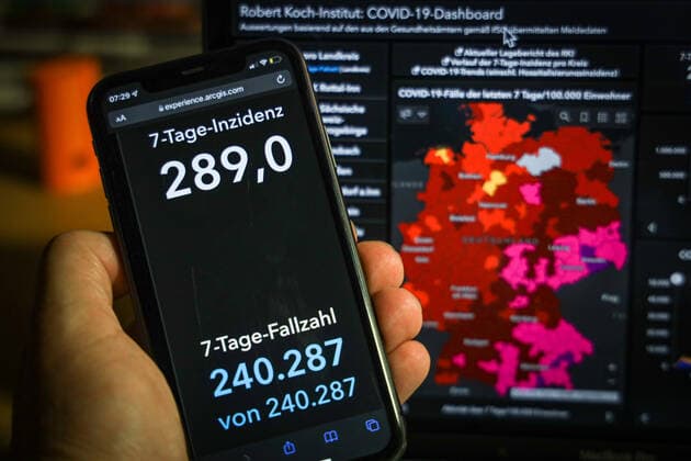 Coronavirus in Deutschland - Covid-19-Dashboard des Robert Koch-Institut 14.11.2021: Robert Koch-Institut: 7-Tage-Inzidenz 289,0. 7-Tage-Fallzahl 240.287. COVID-19-Fälle 5.021.469. Zugang um 33.498 gegenüber dem Vortag. COVID-19-Todesfälle 97.672. Zugang um 55 gegenüber dem Vortag.