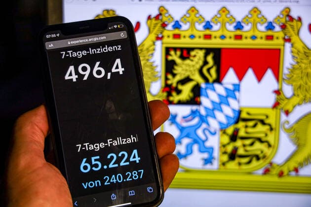 Coronavirus in Deutschland - Covid-19-Dashboard des Robert Koch-Institut DEU, Deutschland, Bayern 14.11.2021: Die 7-Tage-Inzidenz für das Bundesland (Fälle letzte 7 Tage 100.000 EW) wird auf einem iPhone angezeigt, im Hintergrund das Landeswappen