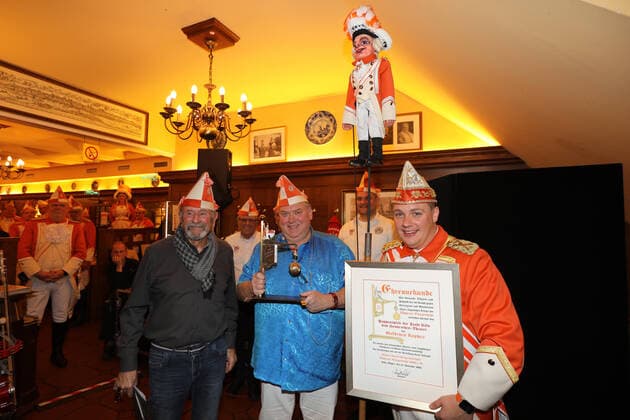 Verleihung Goldener Kappes 2021 an das Hänneschen Theater Restaurant Em Golde Kappes Köln Deutschland 14.11.2021 Von links: Fritz Schopps Udo Müller Michael Gerhold