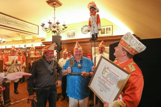 Verleihung Goldener Kappes 2021 an das Hänneschen Theater Restaurant Em Golde Kappes Köln Deutschland 14.11.2021 Von links: Fritz Schopps Udo Müller Michael Gerhold