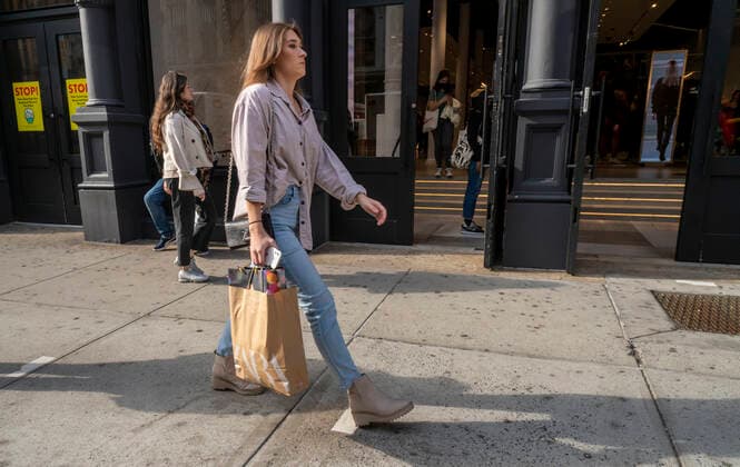 New York gets back to normal Hordes of shoppers and tourists in Soho n New York on Saturday, November 13, 2021. (  RichardxB.xLevine