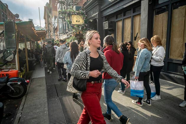New York gets back to normal Hordes of shoppers and tourists in Soho n New York on Saturday, November 13, 2021. (  RichardxB.xLevine