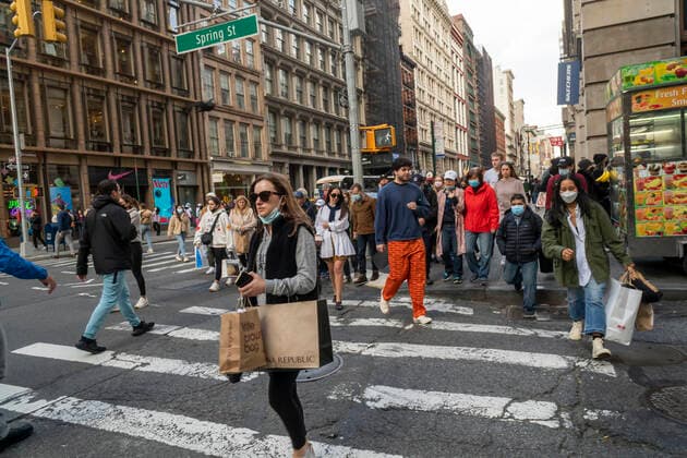 New York gets back to normal Hordes of shoppers and tourists in Soho n New York on Saturday, November 13, 2021. (  RichardxB.xLevine