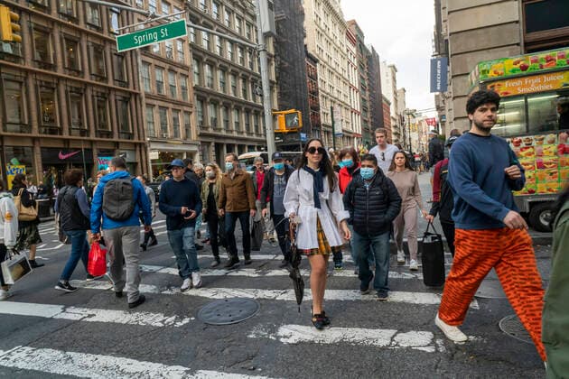 New York gets back to normal Hordes of shoppers and tourists in Soho n New York on Saturday, November 13, 2021. (  RichardxB.xLevine