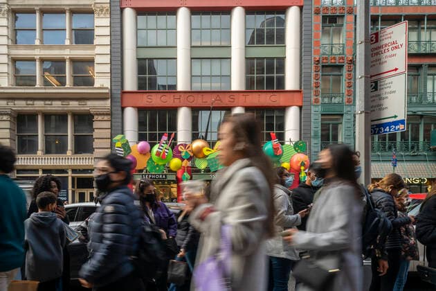 New York gets back to normal Hordes of shoppers and tourists in Soho n New York on Saturday, November 13, 2021. (  RichardxB.xLevine