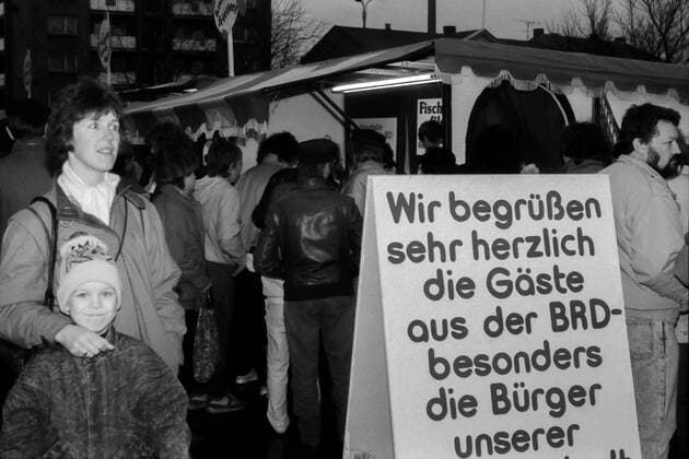 Volksfest für Bremen in Rostock - 20.01.1990: Zum Bremen-Fest am 20. und 21.1.1990 reisten über 10.000 Bremer nach Rostock. Stände auf dem Marktplatz informierten über Gewerbe und Initiativen. Am 17.2.1990 revanchierten sich die Bremer im Rahmen der aufblühenden Städtepartnerschaft mit einer Fußball-Fete zwischen den beiden Mannschaften von Werder Bremen und Hansa Rostock. Über 30.000 Zuschauer kamen in das Ostseestadion. Rostock Mecklenburg-Vorpommern Deutschland *** Public festival for Bremen in Rostock 20 01 1990 For the Bremen festival on 20 and 21 1 1990, over 10,000 people from Bremen traveled to Rostock. Stands on the market square provided information about businesses and initiatives On 17 2 1990, the people of Bremen re