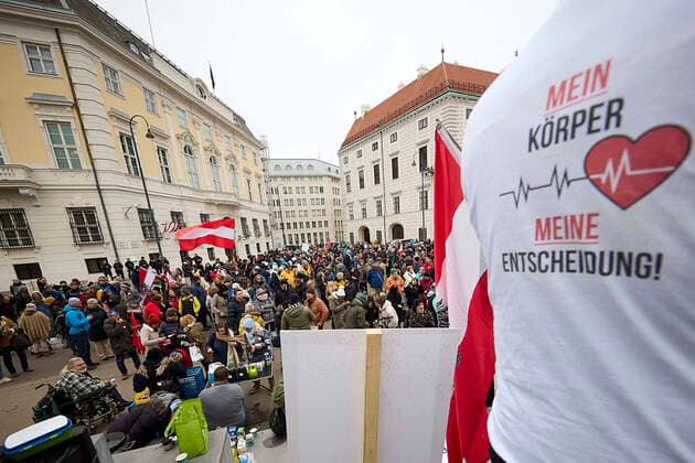 News Bilder des Tages - Wien 14.11.2021 - Coronavirus-Krise - Heute am Vormittag fand im Bundeskanzleramt ein weiterer Corona-Gipfel der Bundesregierung mit den Landeshauptleuten zur anhaltenden Coronaviruskrise und den stark steigenden infektionszahlen statt. Die neuen Massnahmen wurden im Anschluss bei einer Pressekonferenz verkündet. PHOTO: bereits während der Pk der Regierung fanden sich auf dem Ballhausplatz vor dem Bundeskanzleramt (L) Demonstranten ein die u.a. gegen eine Impflicht im Gesundheitswesen protestiert haben. Vienna (Austria) - Coronavirus crises - This morning another corona summit of the federal government took place in the Federal Chancellery with the governors on the ongoing coronavirus crisis and the sharp rise in the number of infe 