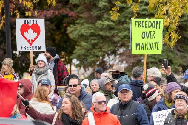 November 14, 2021, Kingston, ON, Canada: People gather to protest COVID-19 vaccine mandates and masking measures during a rally in Kingston, Ont., on Sunday Nov. 14, 2021. Kingston Canada  - ZUMAc35_ 20211114_zaf_c35_036 Copyright: xLarsxHagbergx