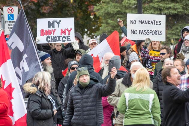 November 14, 2021, Kingston, ON, Canada: People gather to protest COVID-19 vaccine mandates and masking measures during a rally in Kingston, Ont., on Sunday Nov. 14, 2021. Kingston Canada  - ZUMAc35_ 20211114_zaf_c35_037 Copyright: xLarsxHagbergx
