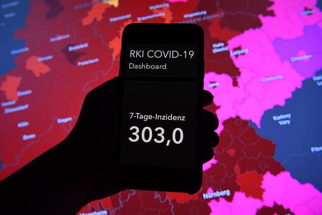 Coronavirus in Deutschland - Covid-19-Dashboard des Robert Koch-Institut 15.11.2021, Robert Koch-Institut: 7-Tage-Inzidenz 303,0. 7-Tage-Fallzahl 251.939. COVID-19-Fälle 5.045.076. Zugang um 23.607 gegenüber dem Vortag. COVID-19-Todesfälle 97.715. Zugang um 43 gegenüber dem Vortag.