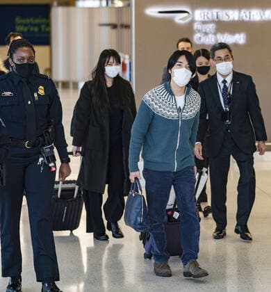 Bilder des Jahres 2021, Entertainment 11 November Former Japanese princess Mako, husband arrive in N.Y. Former Japanese princess Mako Komuro (C, L) and her husband Kei Komuro (C, R) arrive at John F. Kennedy International Airport in New York on Nov. 14, 2021, after a flight from Tokyo. The newly married couple will start a new life in the United States. (Pool photo)  A14AA0000925678P