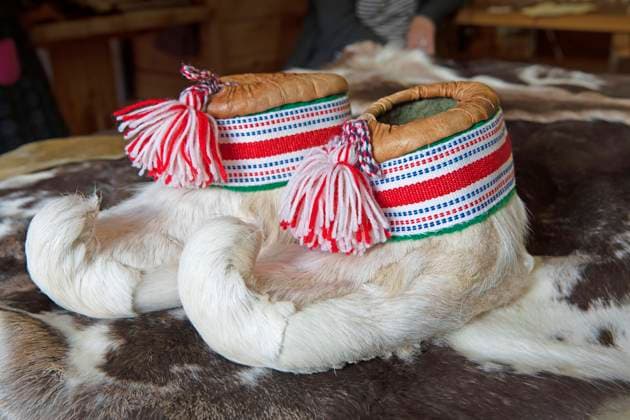  Natukas, traditionelle Sami-Schuhe aus Rentierfell, Lappland, Finnland, Europa *** Natukas, traditional Sami shoes made of reindeer skin, Lapland, Finland, Europe Copyright: imageBROKER/MartinaxKatz ibxcxb07142513.jpg