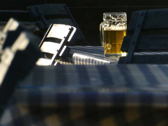 Angestellte Stuehle an einen Tisch in einer Aussengastronomie. Bewirtung *** Employee chairs at a table in an outdoor restaurant catering