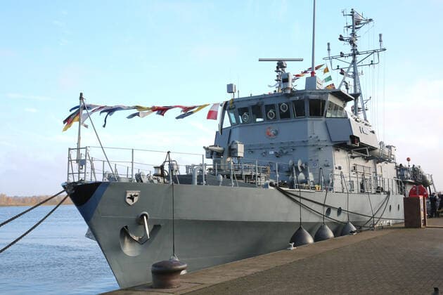 Blick am Freitag (12.11.2021) im Stadthafen der Hansestadt Rostock auf das Minenjagdboot Fulda. Das Boot gehört zur sogenannten Frankenthal-Klasse. Jene ist eine Weiterentwicklung der bestehenden Minenjagdboote. Diese werden insbesondere zur Erkundung von Seeminen eingesetzt. Im Hafen wurde im Verlauf des Tages mit einer Festveranstaltung der Gründung der Bundeswehr am 12. November 1955 gedacht. Im Rahmen dieser wurde u.a. modernste Technik der Streitkräfte vorgestellt. *** View on Friday 12 11 2021 in the city harbour of the Hanseatic city of Rostock of the minehunting boat Fulda The boat belongs to the so-called Frankenthal class This is a further development of the existing minehunting boats These are used in particular for the reconnai