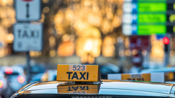 Zürich, Schweiz - 6. November 2021: Ein Schild eines Taxi in der Stadt Zürich. Das Transportgewerbe kam mit der Coronapandemie deutlich unter Druck.