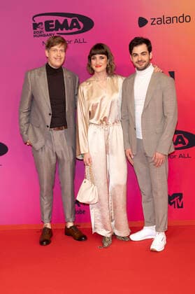 Kristof Töröcsikm, Viki Labas und Balint Füstö von Margaret Island bei der Verleihung der MTV European Music Awards 2021 in der Laszlo Papp Sportarena. Budapest, 14.11.2021