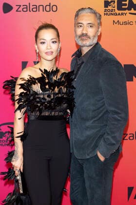Rita Ora und Taika Waititi bei der Verleihung der MTV European Music Awards 2021 in der Laszlo Papp Sportarena. Budapest, 14.11.2021