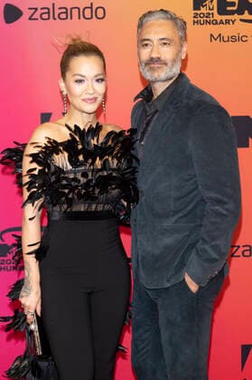 Rita Ora und Taika Waititi bei der Verleihung der MTV European Music Awards 2021 in der Laszlo Papp Sportarena. Budapest, 14.11.2021