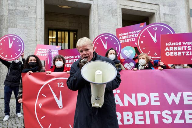 Bilder des Jahres 2021, News 11 November News Themen der Woche KW46 News Bilder des Tages Koalitionsverhandlungen: Reiner Hoffmann - Vorsitzender des DGB Deutschland, Berlin: Die Koalitionsverhandlungen zwischen SPD, BÜNDNIS 90 DIE GRÜNEN und FDP gehen in die nächste Phase. Nach zwei Wochen intensiver Verhandlungen treffen sich die Generalsekretäre von SPD und FDP, Lars Klingbeil und Volker Wissing sowie der politische Bundesgeschäftsführer der Grünen, Michael Kellner in der Hamburger Landesvertretung. *** Coalition Negotiations Reiner Hoffmann Chairman of DGB Germany, Berlin The coalition negotiations between SPD, BÜNDNIS 90 DIE GRÜNEN and FDP are entering the next phase After two weeks of intensive negotiations, the secretaries general of SPD and FDP, Lars Klingbeil and Volker Wissing, as well as the political directo