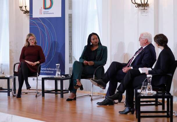 Bilder des Jahres 2021, News 11 November News Themen der Woche KW46 Medizinethikerin und Vorsitzenden des Deutschen Ethikrates Alena Buyx, Aminata Toure, Vizepräsidentin des Schleswig-Holsteinischen Landtages, Bundespräsident Frank-Walter Steinmeier, Rechtswissenschaftlerin Laura Münkler, Deutschland, Berlin, Schloss Bellevue , Forum Bellevue zur Zukunft der Demokratie:, 12. Forum Bellevue: Was kann der Staat? Lektionen aus der Pandemie *** Medical ethicist and Chair of the German Ethics Council Alena Buyx, Aminata Toure, Vice-President of the Schleswig Holstein State Parliament, Federal President Frank Walter Steinmeier, jurist Laura Münkler, Germany, Berlin, Bellevue Palace , Forum Bellevue on the Future of Democracy , 12 Forum Bellevue What can the state learn from the pandemic?